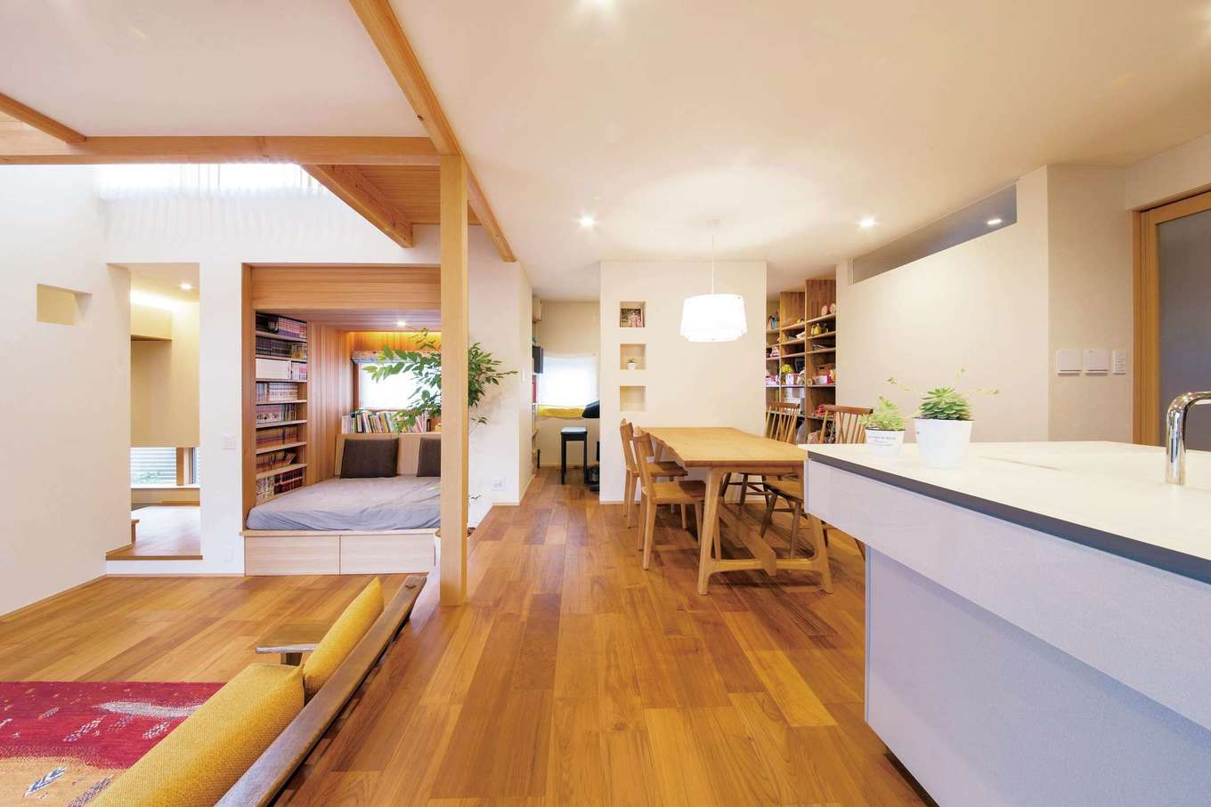 神谷綜合建設 カミヤの家【子育て、自然素材、スキップフロア】右側からスタディコーナー、ピアノコーナー、ライブラリーが並び、写真手前右側にあるキッチンで家事をしていても子どもたちの様子を見ることができる。