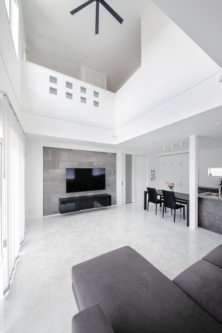 絆家（きずなや）【デザイン住宅、収納力、間取り】吹抜け上部の手すりにガラスブロックのはめたのは『絆家』からの提案。「こちらの要望をすべて聞いた上で、さらに素敵なデザインや素材を加えていただき、お願いして良かったです」と奥さまは満足そう