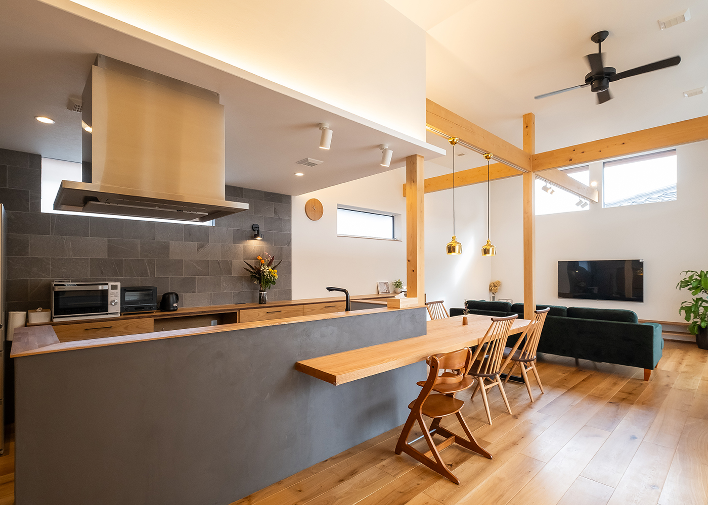 Techno Home Aizawa【デザイン住宅、間取り、インテリア】玄関ホールからオープンキッチンを通りリビングへ。リビング部分の天井高を上げることで視界の広がりを促し、いっそうの開放感を創出