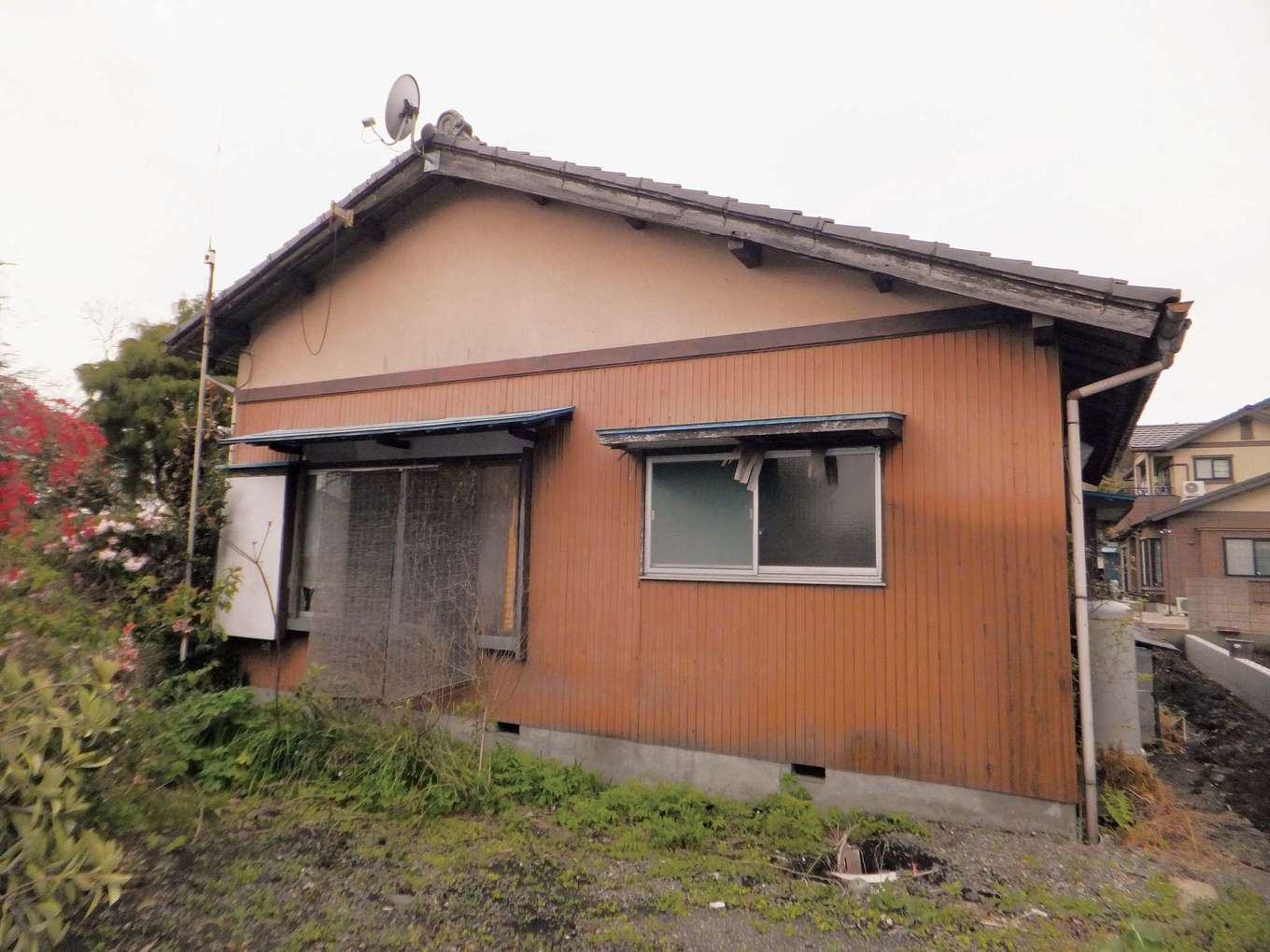 築40年の老朽化した日本家屋。家の中まで草が生えて住めない