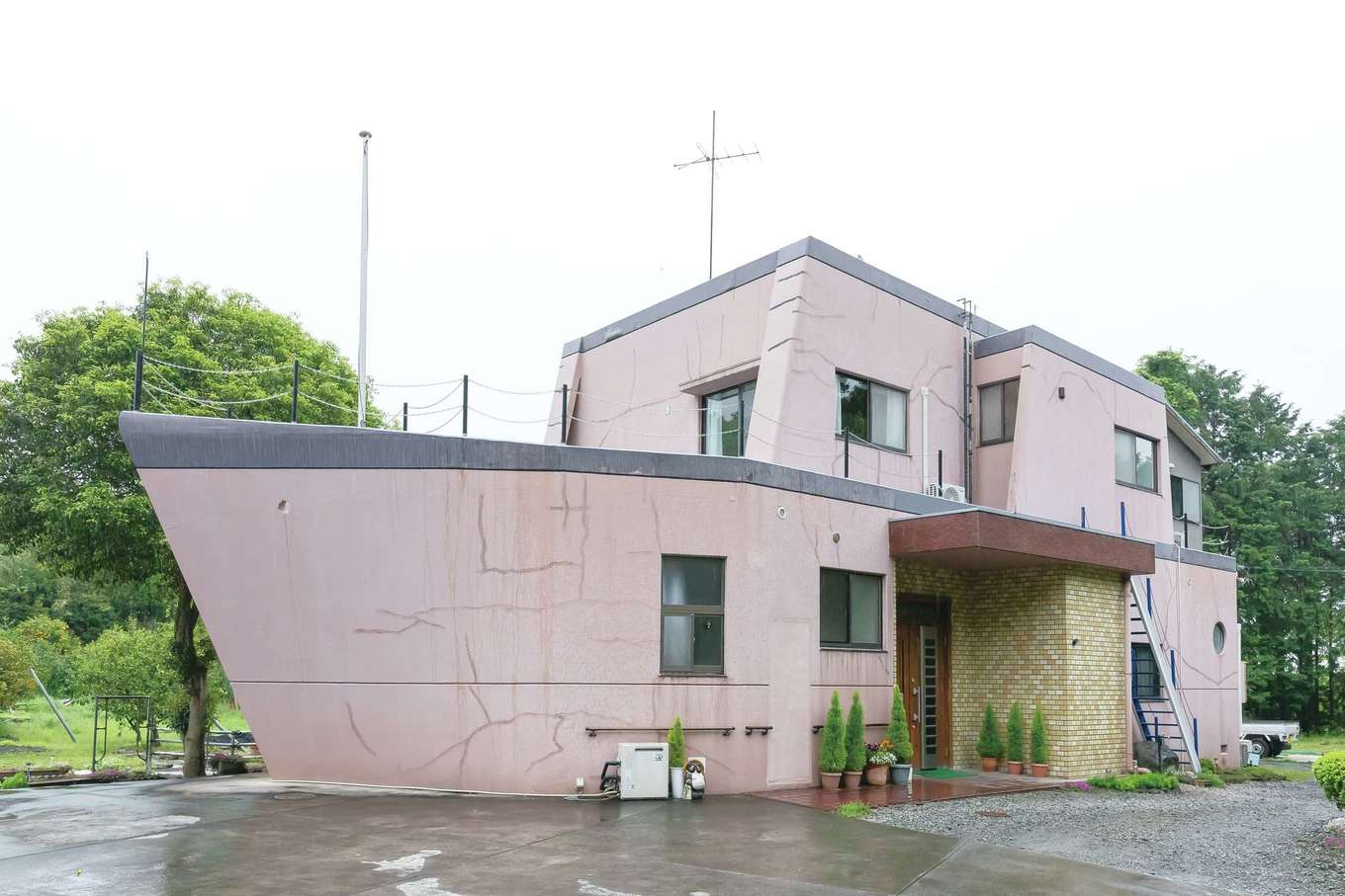 nattoku住宅｜1階に親世帯、2階に子世帯が住むスタイルを代々継承してきたW家。やがて夫妻が1階に、長女家族が2階に住む日がやってくるだろう。外壁も『納得住宅工房』で近々塗り替える予定