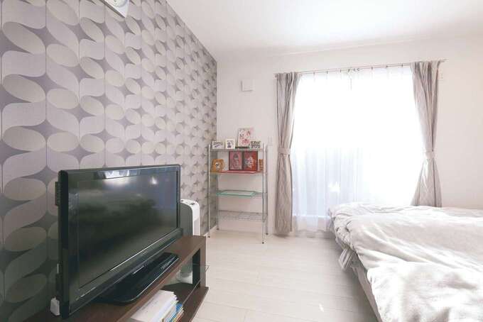 遊び心のあるアクセントクロスを採用した主寝室