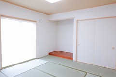 親世帯には嬉しい昔ながらの和室も用意。大きな荷物などもしっかりと入るように広めにつくられている