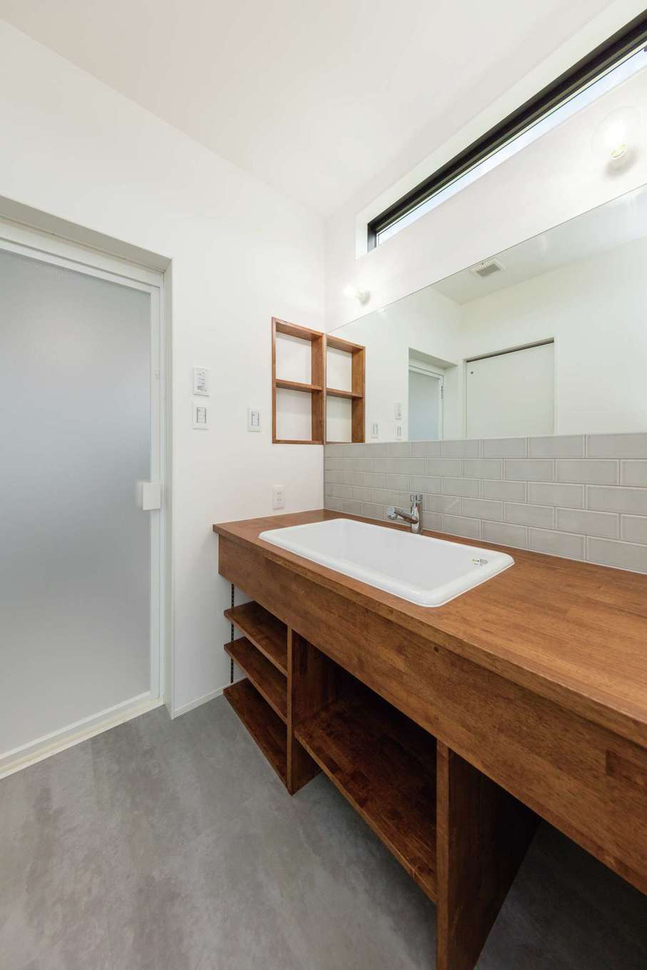 内田建設【デザイン住宅、間取り、建築家】造作の洗面台。医療用の深底シンクを採用。スリット窓から光を採りこみ、北面とは思えない明るさをキープする