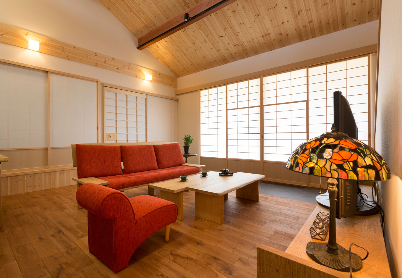 建築システム（狭小住宅専門店）【和風、夫婦で暮らす、平屋】床、天井共に無垢材を使用した事で落ち着いたやすらぎの空間に仕上がった。お気に入りのダイニングテーブルやチェストがしっくり収まる和の空間。障子を開けて眩しい緑の芝生の庭をご夫婦で楽しめる贅沢