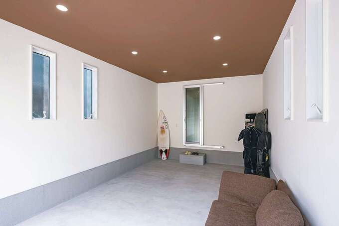 広々としたガレージには、趣味の道具も収納できる