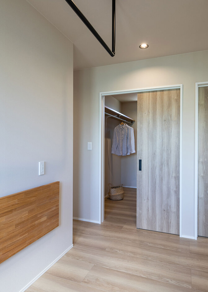 ランドリルームの向かいには、ファミリークローゼットを配置。片付け作業も、最短動線のおかげでストレスフリーに