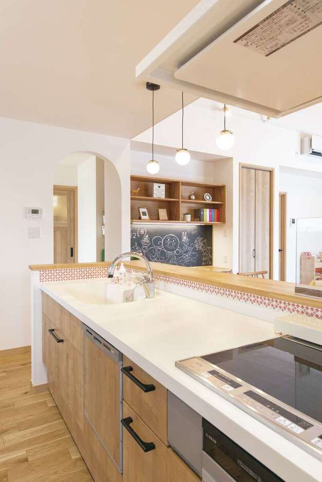 キッチンも木目調で統一。シンク周りのタイルがかわいい