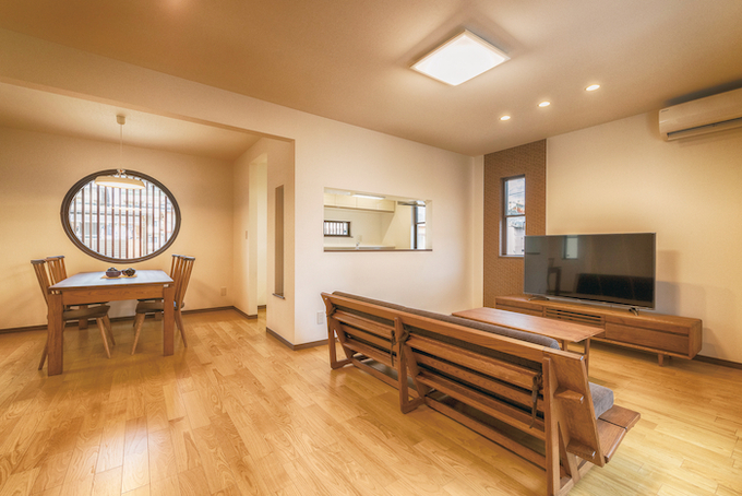 2階に配置したLDK。光や風を取り込めるよう窓の配置にも配慮した。密集した住宅街でも明るく快適に過ごせる