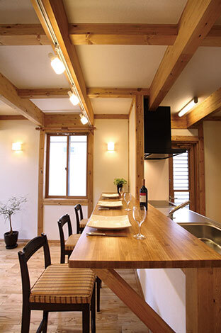 忙しい朝食時に便利なキッチンカウンター。ご主人が連れてくる大勢 のお客様をもてなす時の配膳用スペースにもなって重宝している