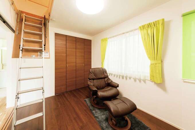 はしごの先には、寝室と同じサイズの小屋裏収納がある