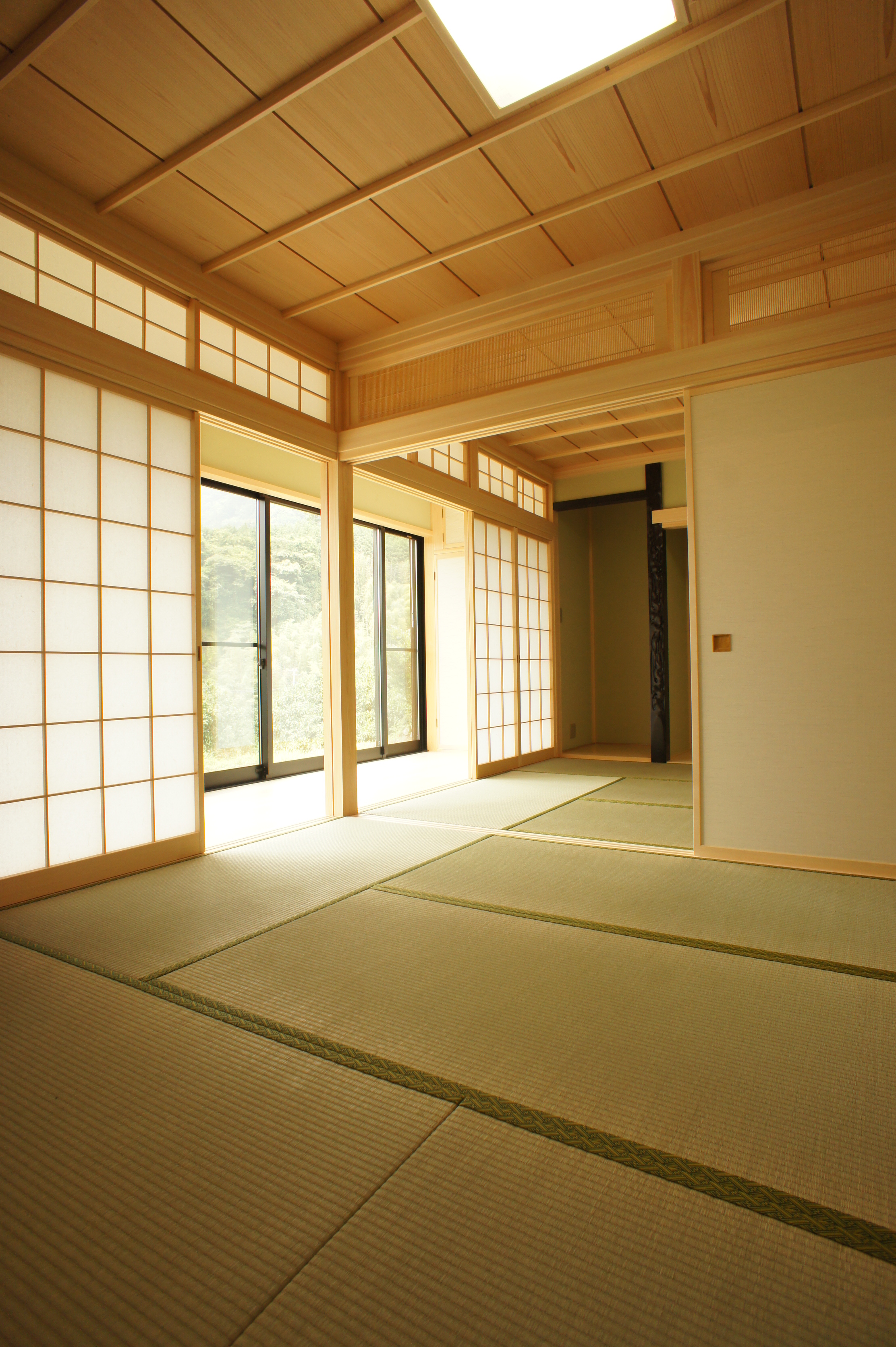 小野田産業～designers house project～｜障子から柔らかな光が差し込んでいる。6畳+6畳の開放感のある続き間なので、シーンに合わせて使い分けができる使い勝手のいい和室。