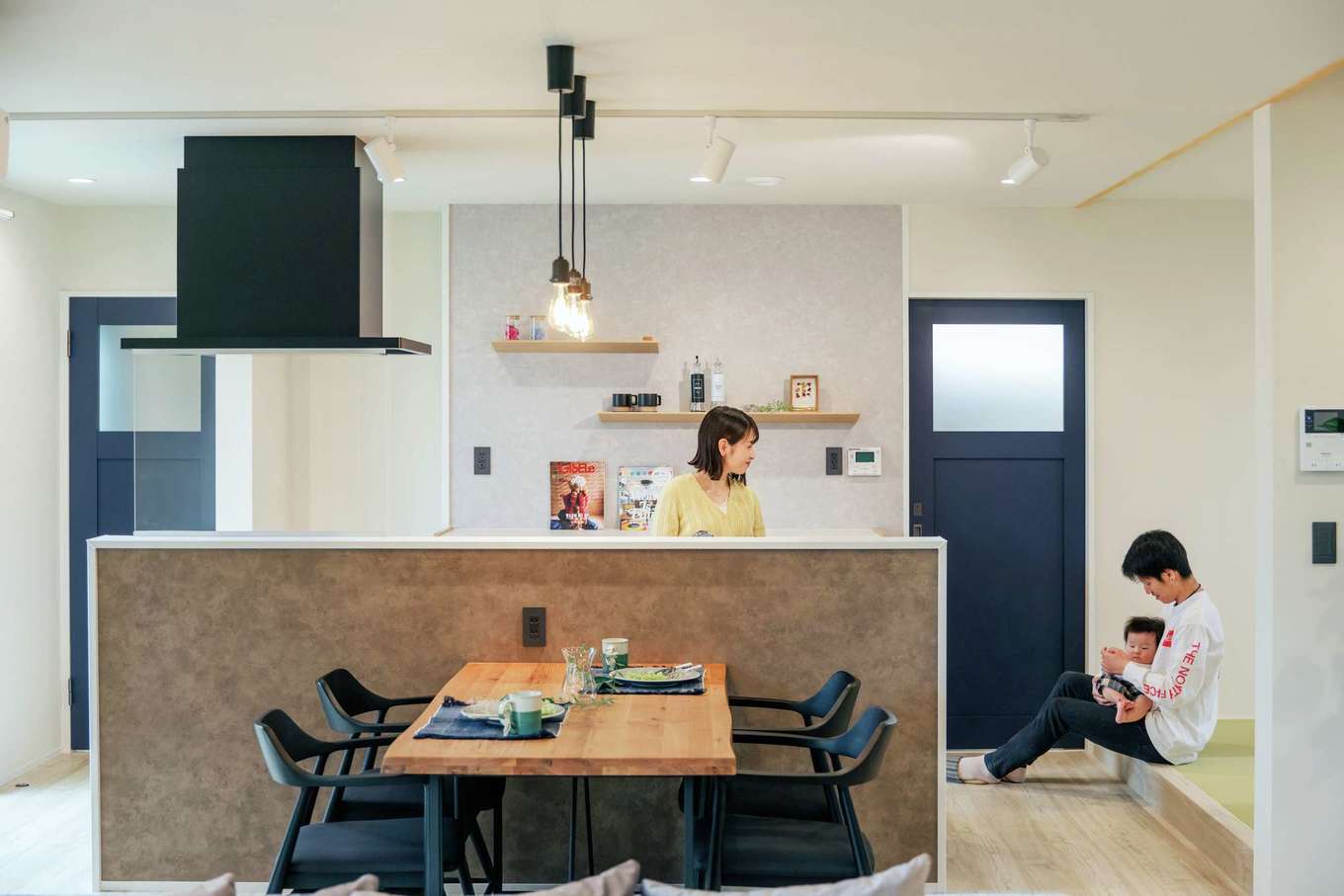 桜建築デザイン【デザイン住宅、子育て、間取り】移動が便利なアイランドキッチン。ダイニングや小上がりにいる家族と会話しながら楽しくクッキング