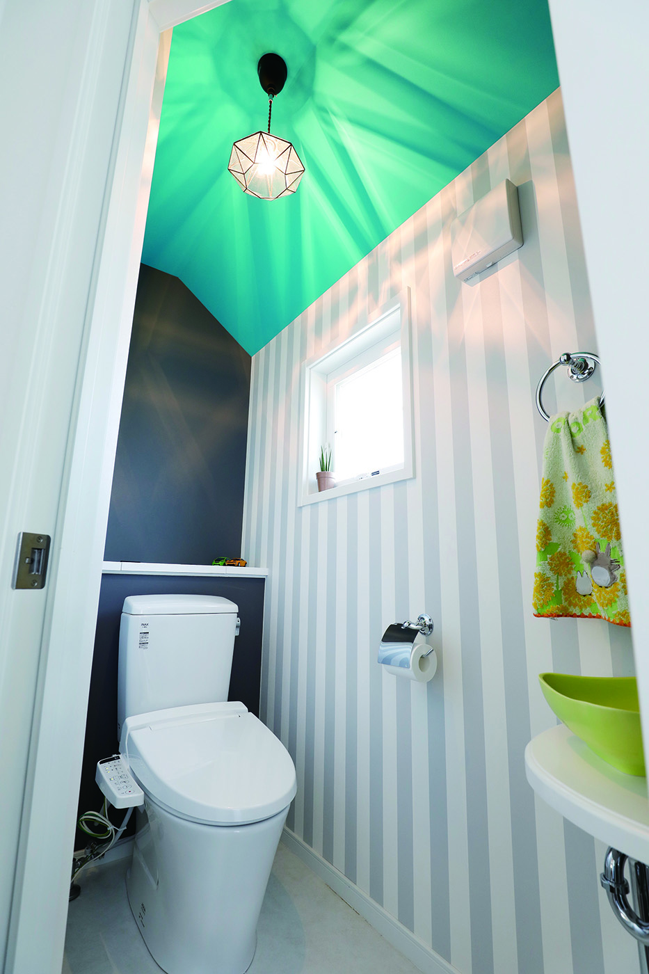 ジェネラルアメリカンホーム【デザイン住宅、輸入住宅、趣味】空間ごとにさまざまな壁紙を取り入れているのもT邸の特長。家族だけが利用する2階のトイレは子どもたち好みに