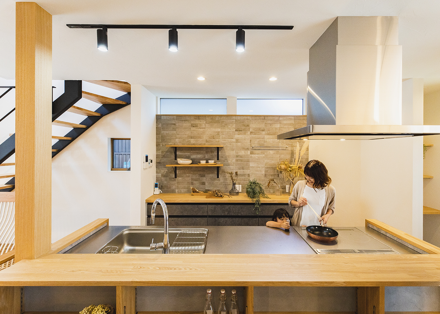 アトリエサクラ【静岡市葵区・モデルハウス】家族が自然と集うアイランドキッチン。造作のカウンターと大容量の収納が便利