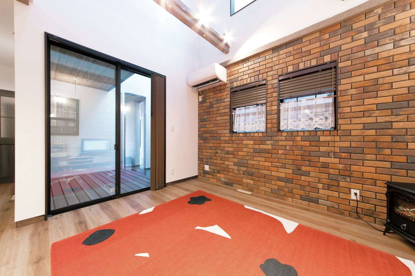 三和建設【子育て、収納力、自然素材】リビングの一面はタイル張りに。古材風の梁とも好相性