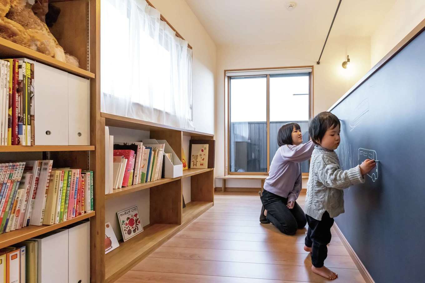 深見工務店 S-style【子育て、自然素材、間取り】本棚やお絵描き黒板のある2階の廊下は、子どもたちの遊び場を兼ねている