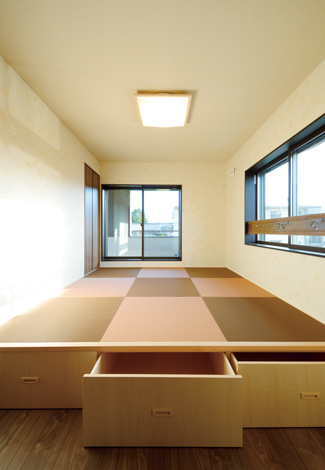 瀧口建設【自然素材、省エネ、間取り】小上が りの畳の上にそのまま布団を敷いて主寝室として使う。畳の下は大容量の収納BOX
