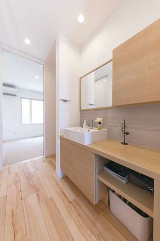 玄関から近い場所に洗面台を設け、子どもが帰宅してすぐに手を洗う習慣を促す