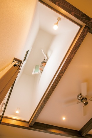 リビングの一角は吹き抜けにして、日中、長く自然光を取り入れる。リビングに居 ながら、2階にいる家族とコミュニケーションがはかれる