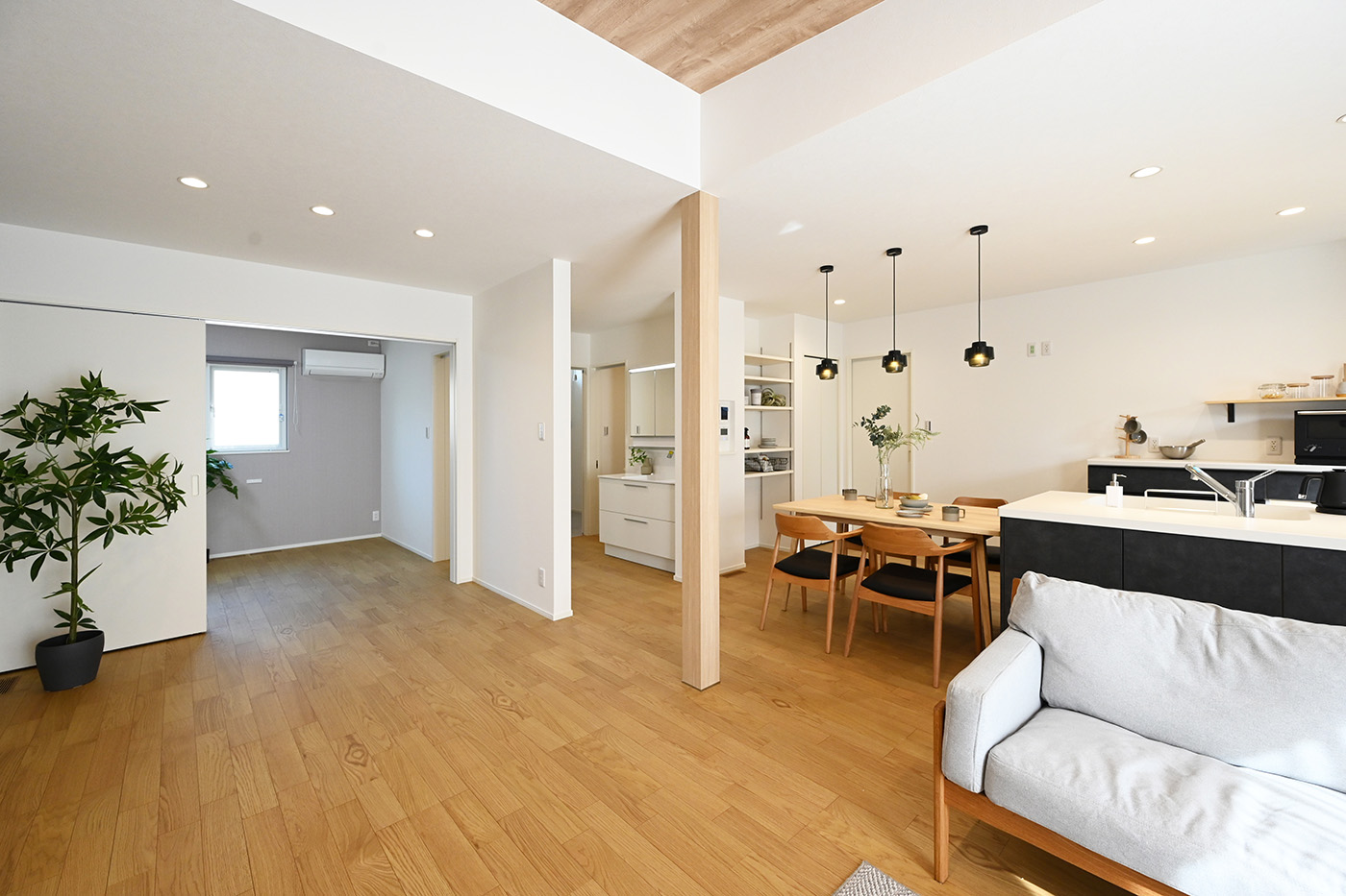 ユートピア建設【省エネ、間取り、平屋】バリアフリーの3LDK。天井の高さを変えてリビング、ダイニングキッチン、4.5畳の洋室をゾーン分けしている