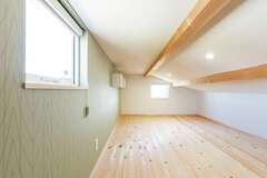 小屋裏収納は階段でアクセス。出し入れもラクラク