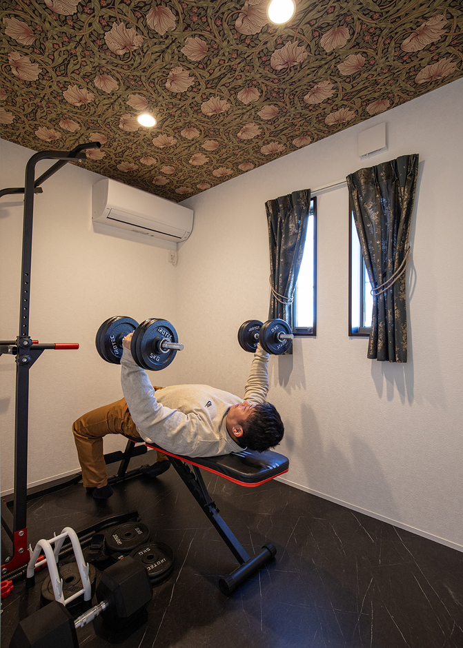 ご主人が水墨画を描いたり、トレーニングをしたりする趣味部屋。黒い大理石調の床と天井のウイリアムモリスのクロスでエキゾチックな空間にデザイン