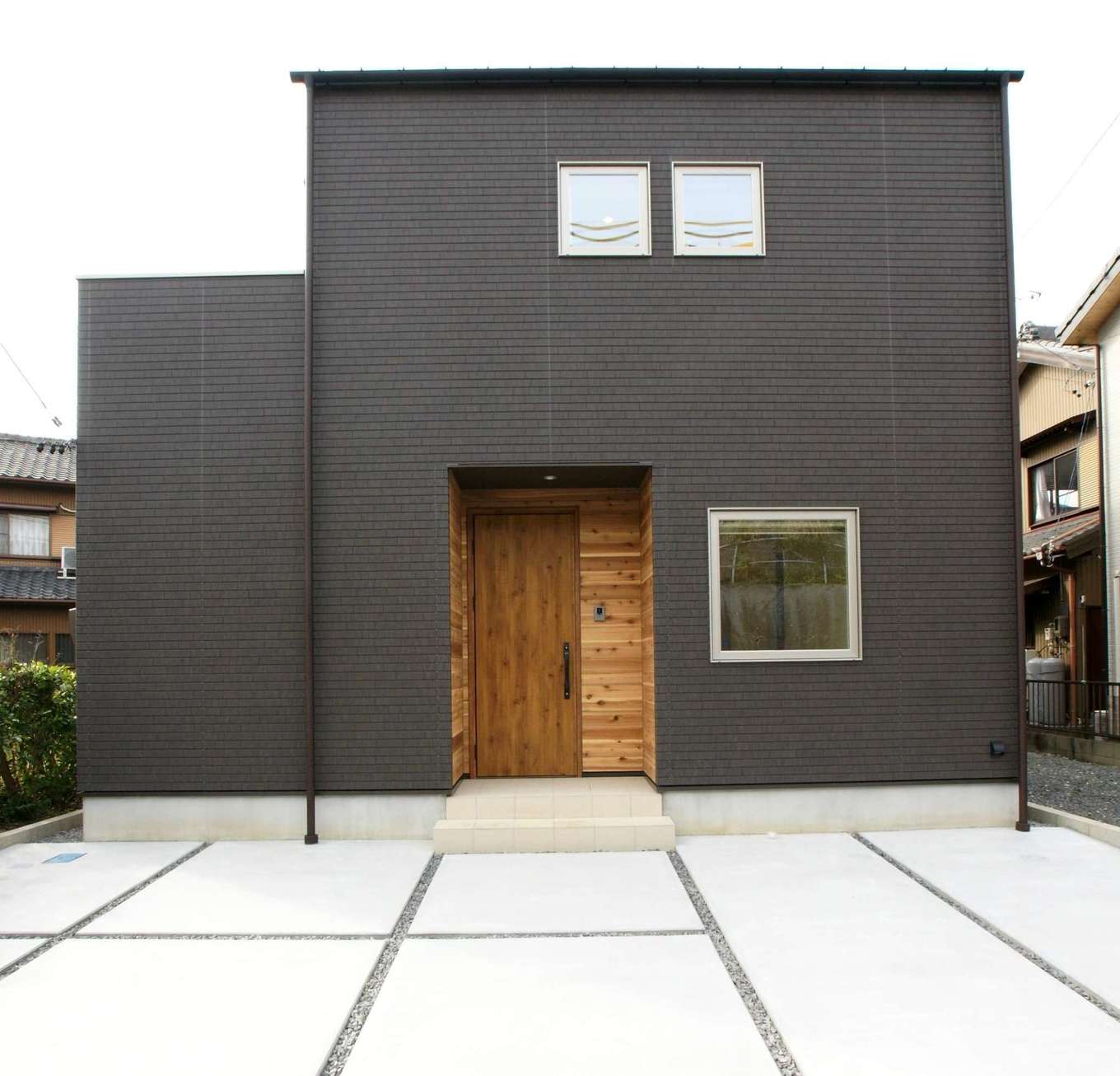 RIKYU 一級建築士事務所【趣味、間取り、建築家】スタイリッシュなガルバリウム鋼板の外壁に、木目のサイディングを組み合わせてアクセントをつけた外観