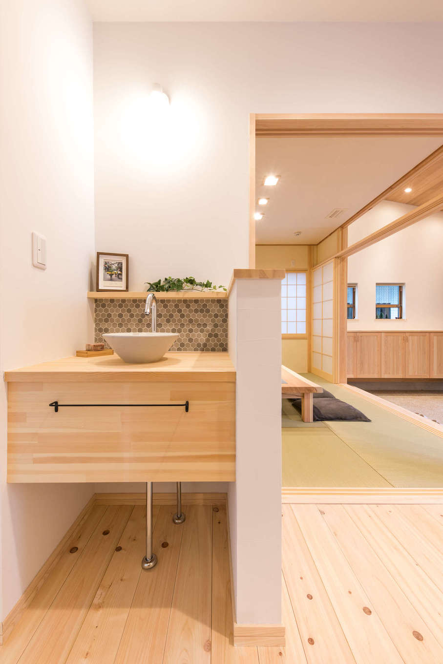 福工房【三島市松本27-1・モデルハウス】洗面台をはじめとする造作家具を取り入れられるのも『福工房』の強み。展示場では、客間の近くにかわいらしい洗面台が配置されている。実際のシーンを想像することができる間取りもこのモデルハウスの大きな特徴