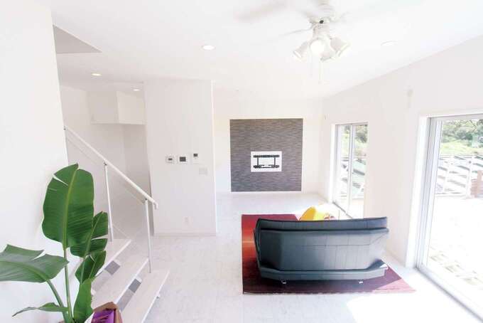 リゾートホテルのような開放感あふれるモノトーンのリビング