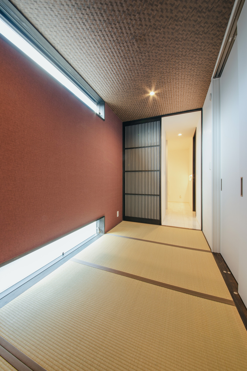 nattoku住宅【デザイン住宅、自然素材、ペット】玄関からリビングを通らずにアクセスできる和室。北面に上下2か所のスリット窓を採用し、プライバシーと採光を両立しました。引き戸、天井、クロスのセレクトにもこだわった。客間、子どものお昼寝部屋として使うほか、老後はご夫婦の寝室として使用することもできる
