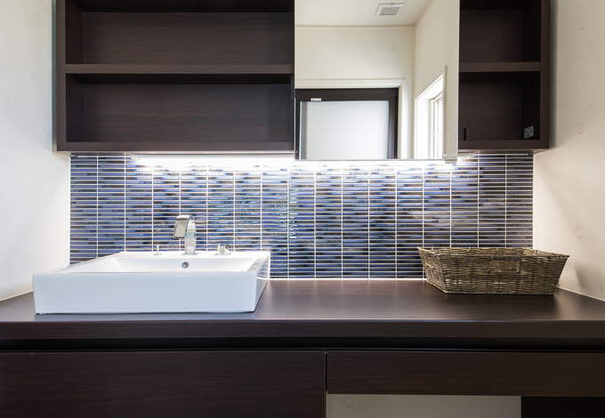 ホテルライクなデザインのスタイリッシュな洗面台。洗面ボウルの横にゆったりとしたカウンタースペースがあるため、ご夫婦ならんで朝の支度もゆったりとできる