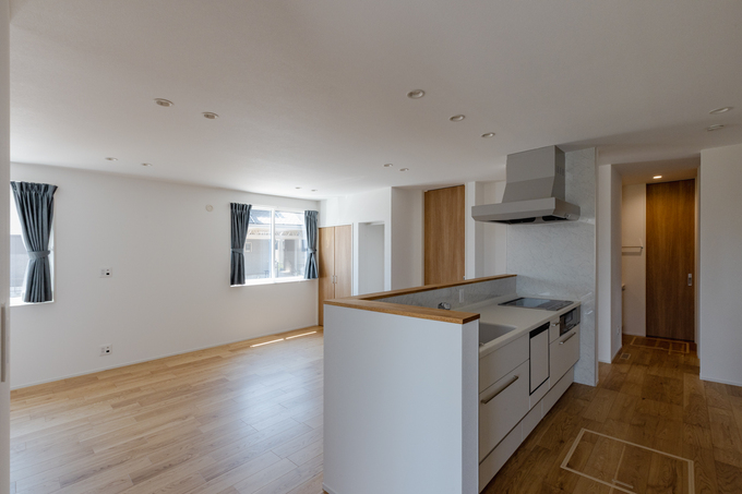 広々としたLDKスペース。カウンターが設置されたキッチンは機能的で、リビングとダイニングが一体。明るい空間が広がる。