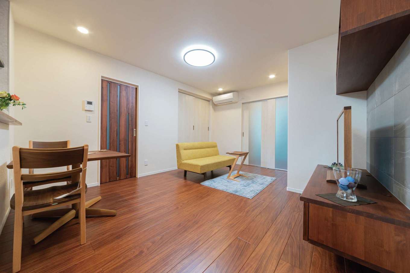 大成工務店【デザイン住宅、収納力、高級住宅】1階親世帯のリビング。造作のテレビボードなど、随所にすっきりと暮らせる配慮がされている