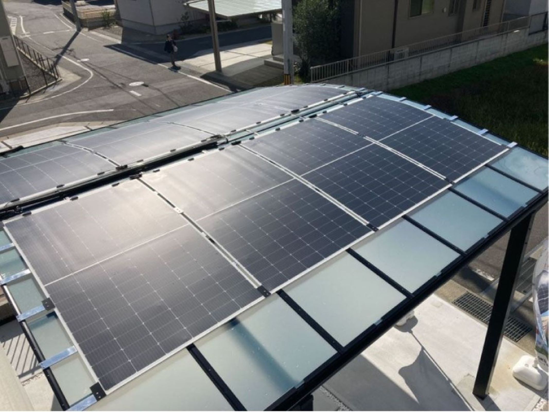 ヘスタホーム｜カーポートのソーラーパネル。曲面にも設置できるHESTAソーラーを使用し効率的に太陽光を利用し、エネルギーを自給自足する設計が施されている。