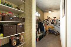 ご主人が自転車をいじるためのインナーガレージは、玄関から直結しているので便利