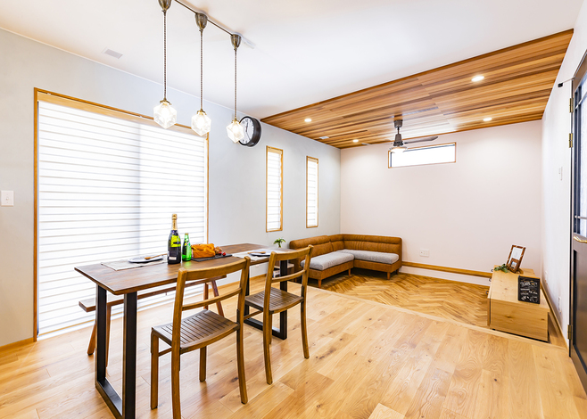 女性コーディネーターと選んだ照明も素敵