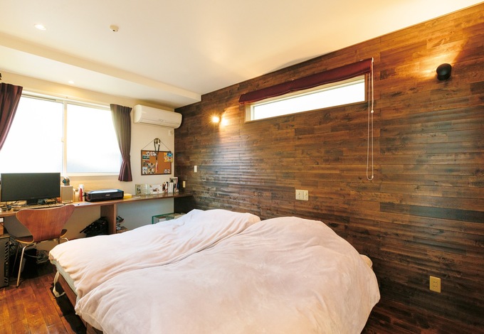 『納得』オリジナルの床材に一目惚れしたご主人。もっともリラックスしたい寝室はお気に入りに囲まれていたいと、壁にも同じ加工を施した無垢材を用いた