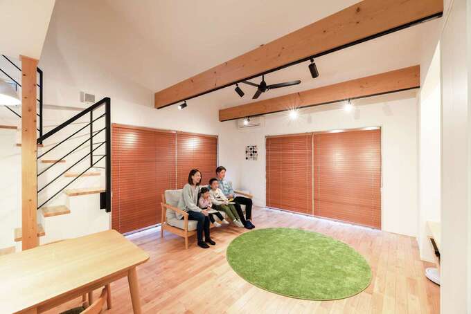 LDKは21畳＋勾配天井で高さもあるため、より広く感じられる。家族４人の笑顔が集まり会話がはずむ、憩いの空間だ