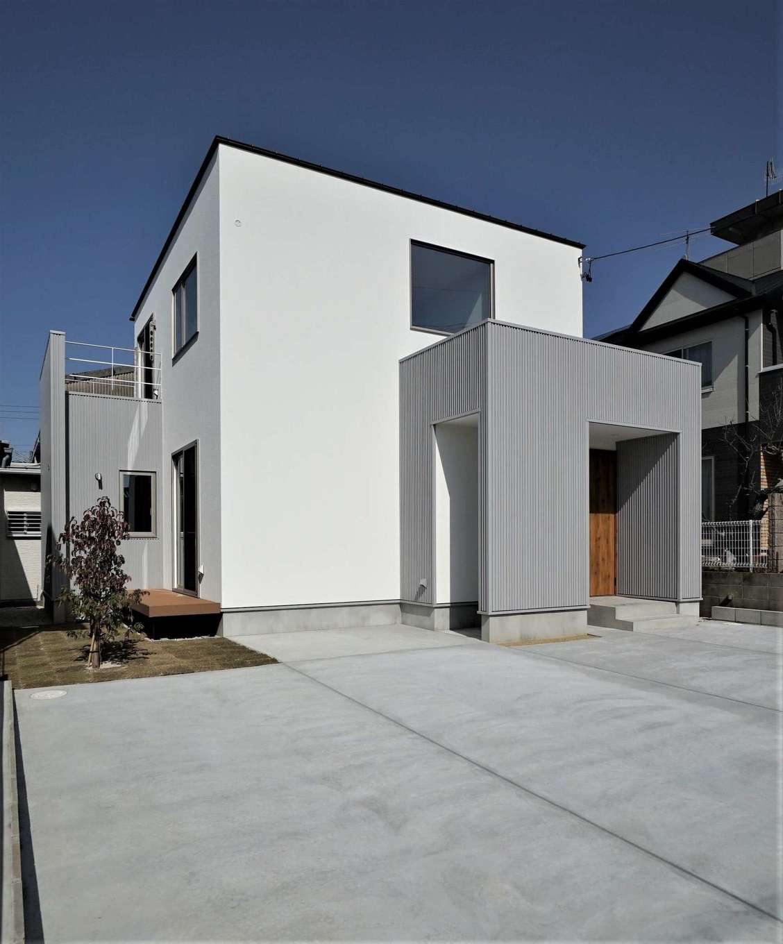 RIKYU 一級建築士事務所【収納力、夫婦で暮らす、建築家】四角いハコを2つ並べたような斬新な外観デザイン。限られた土地でも、ウッドデッキと庭を確保して、スローな暮らしを楽しむ