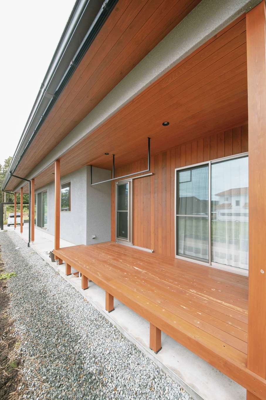 フジモクの家（富士木材）【自然素材、間取り、平屋】物干し場となるデッキは木が張られた深い軒に守られ、多少の雨なら気にならない