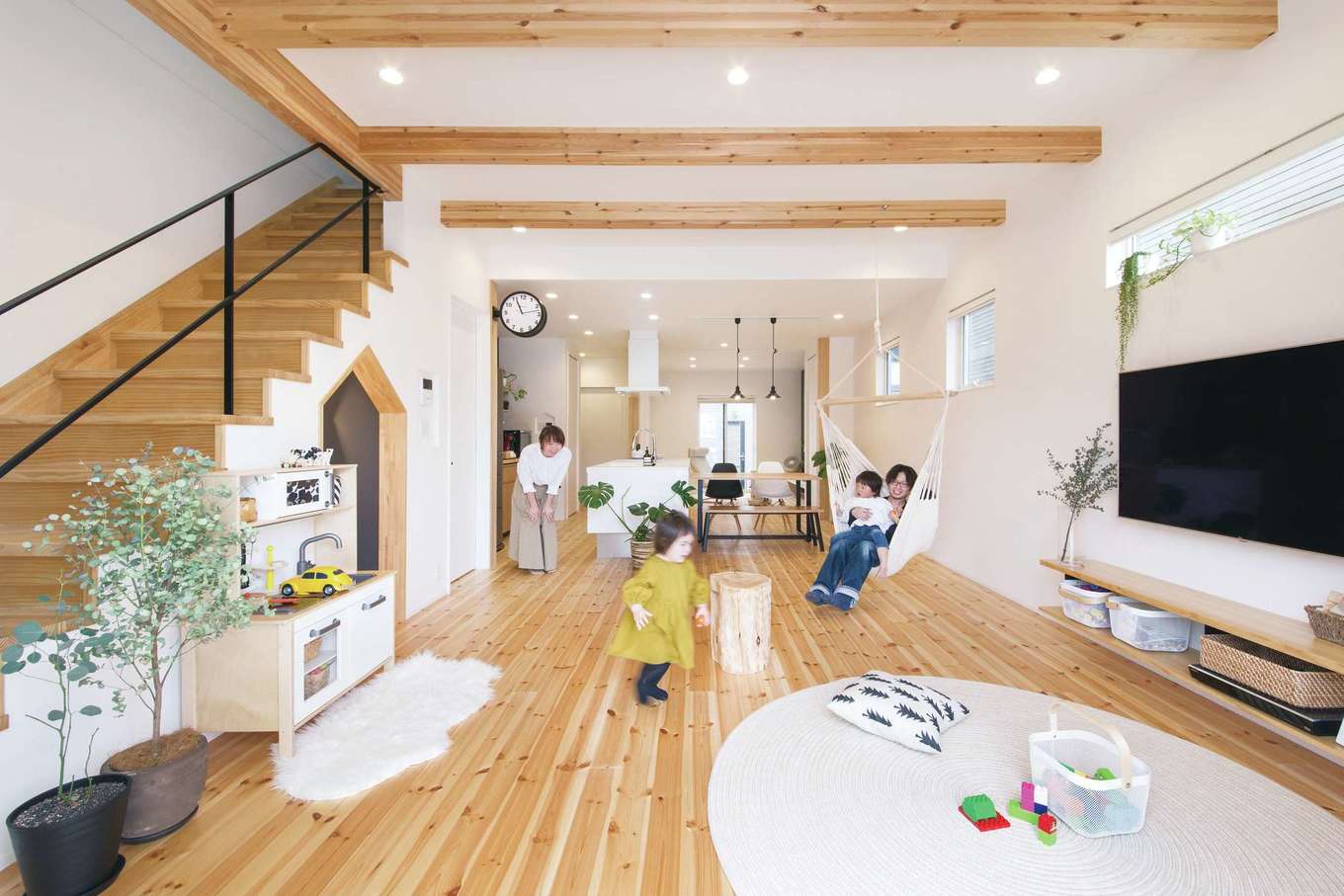 SEVEN HOUSE/セブンハウス【デザイン住宅、子育て、間取り】1階の床は、やわらかくメンテナンスも楽な無垢のレッドパインを選択。キッチンを挟んで南側にリビング、北側にはロールスクリーンで仕切れば客間にもなるスペースを配置した