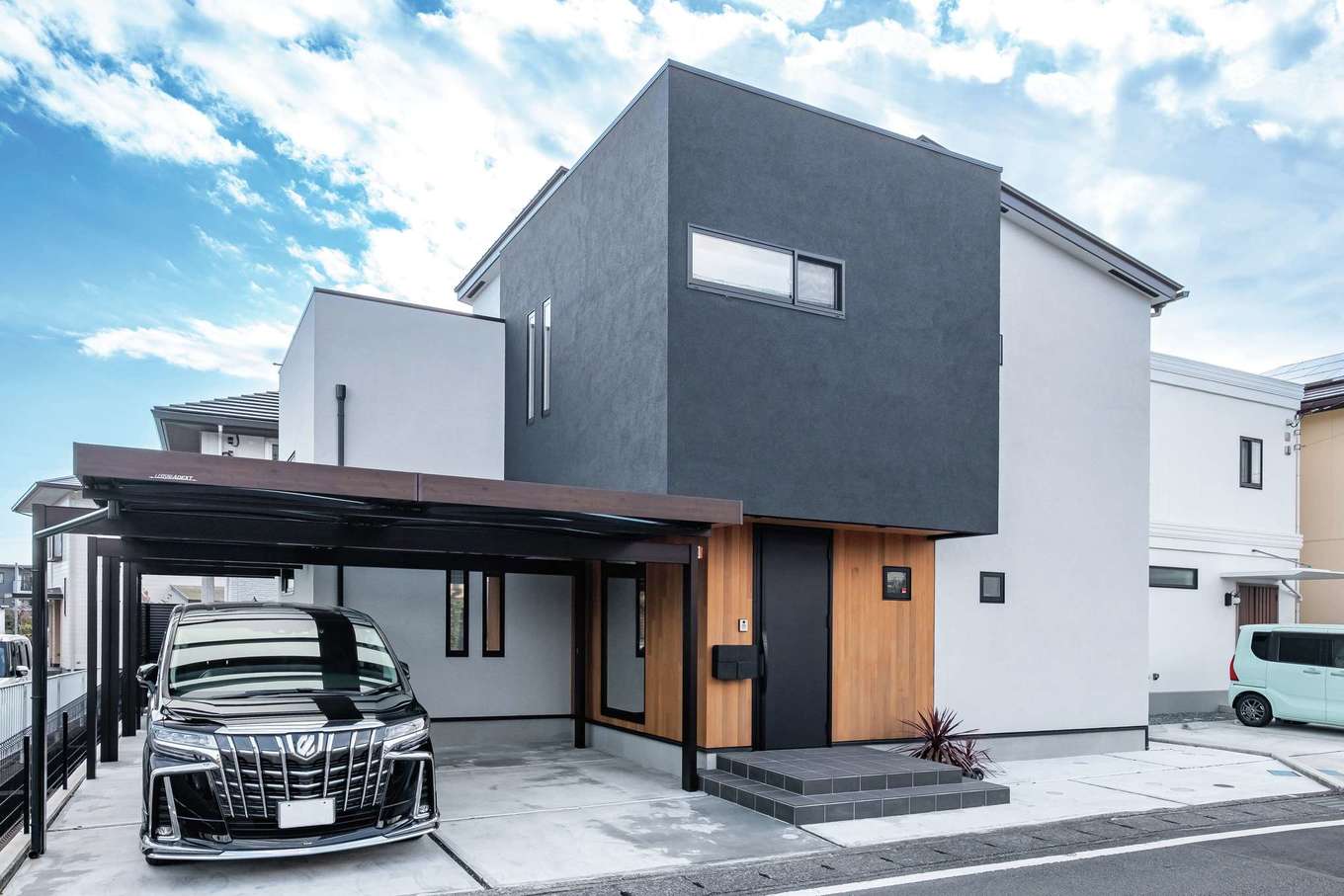 -delphi- デルフィ（藤井建築事務所） 【デザイン住宅、高級住宅、建築家】独創的なフォルムの外観。玄関回りはウエスタンレッドシダーでアクセント