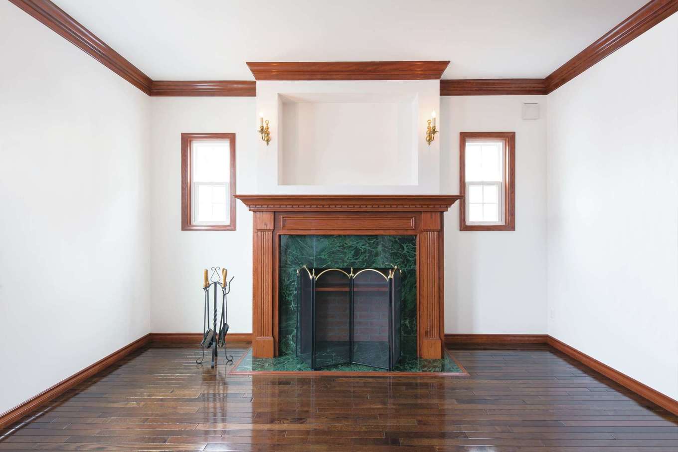 セルコホーム浜松（オバタケイ）【デザイン住宅、輸入住宅、インテリア】本物にこだわった英国調の邸宅。トラディショナルな雰囲気を醸し出す。リビングはマントルピ－スを中央に配置し、左右にあしらったアンティ－クの照明と窓がシンメトリーで優美