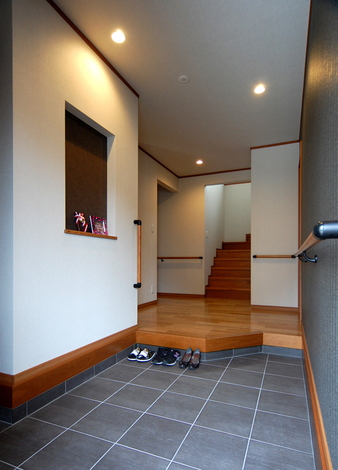玄関の顔となるよう、ニッチを設けた。広々とした玄関で来客をお出迎え