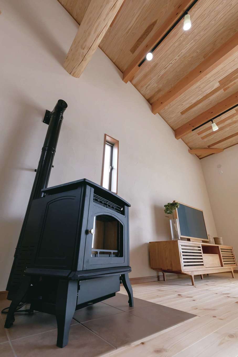 住まいるコーポレーション【デザイン住宅、自然素材、夫婦で暮らす】冬に家中を心地よい暖かさで包み込むペレットストーブはインテリア・アクセントとしても活躍。タイル貼りの床もオシャレ！