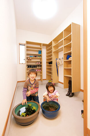 ここも遊び場になってしまうほど広い土間収納。外遊びグッズのほか、傘やカッパなどの 雨具も収納。二人がかわいがっているメダカたちのおウチもここに