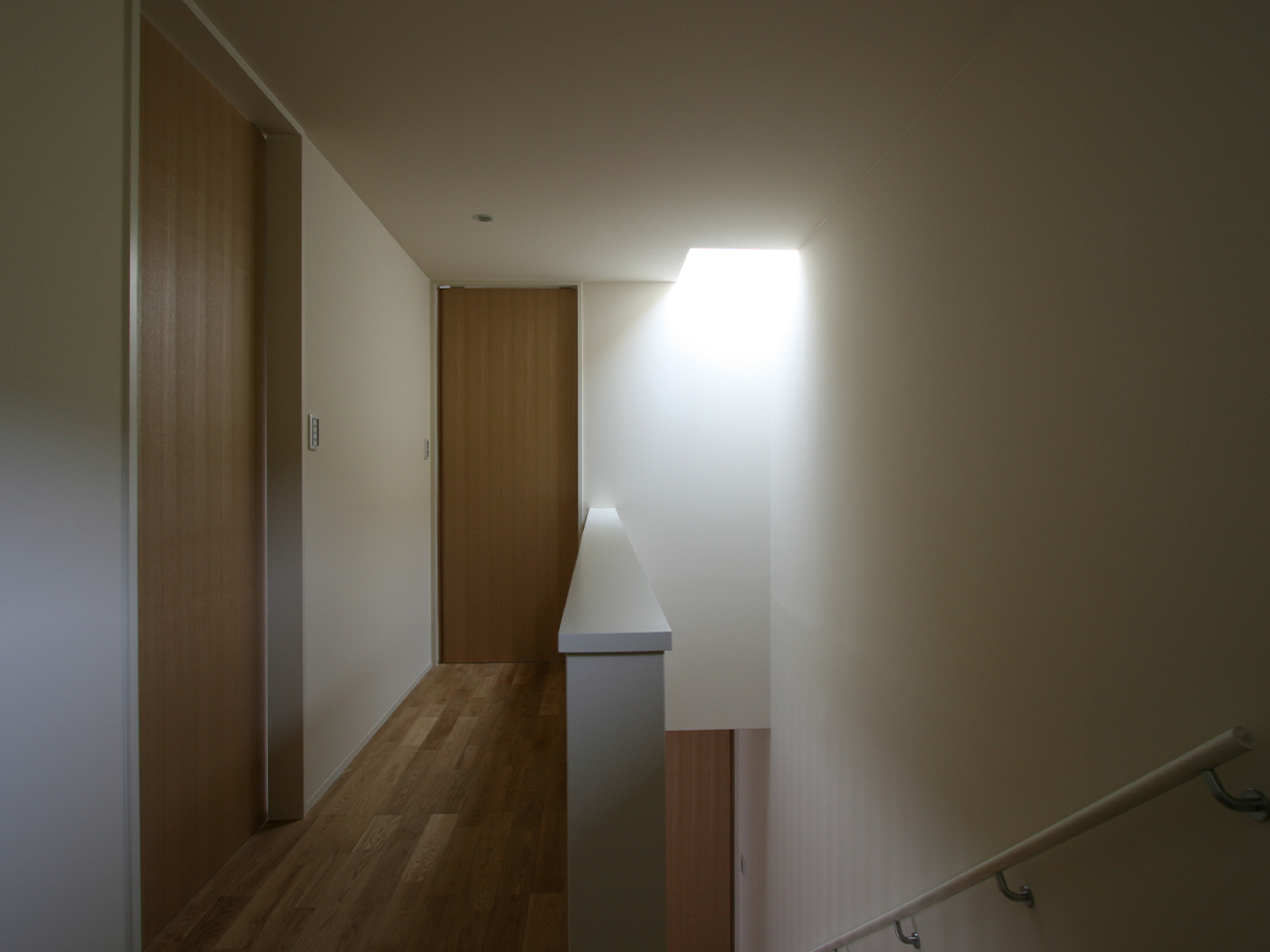 斉藤工務店｜シンプルで落ち着いた雰囲気の廊下は、木の温かみが感じられる。直線的なデザインが空間を広く見せる効果もある。