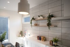 収納カウンターや、フロートタイプの棚には見せる収納でホームデコ◎