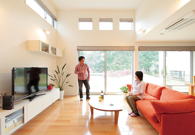 -delphi- デルフィ（藤井建築事務所） 【デザイン住宅、子育て、間取り】居心地と機能性のバランス吹き抜けが開放感を演出し、上部に設けられた窓から北側の和室まで日光を届ける。風の抜けと日当りを考慮しての設計。K邸は居心地と機能性、経済性のバランスまできっちり配慮がなされている。